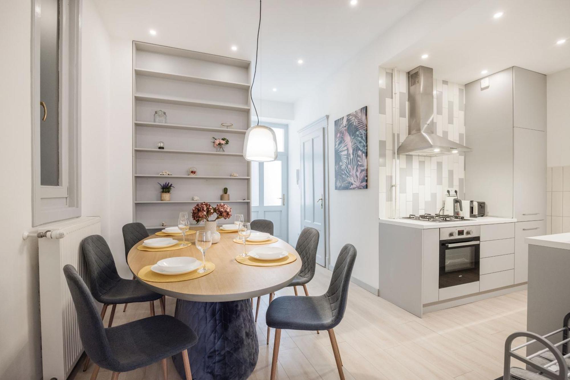Appartement Elegant Two-bedroom In The Centre *