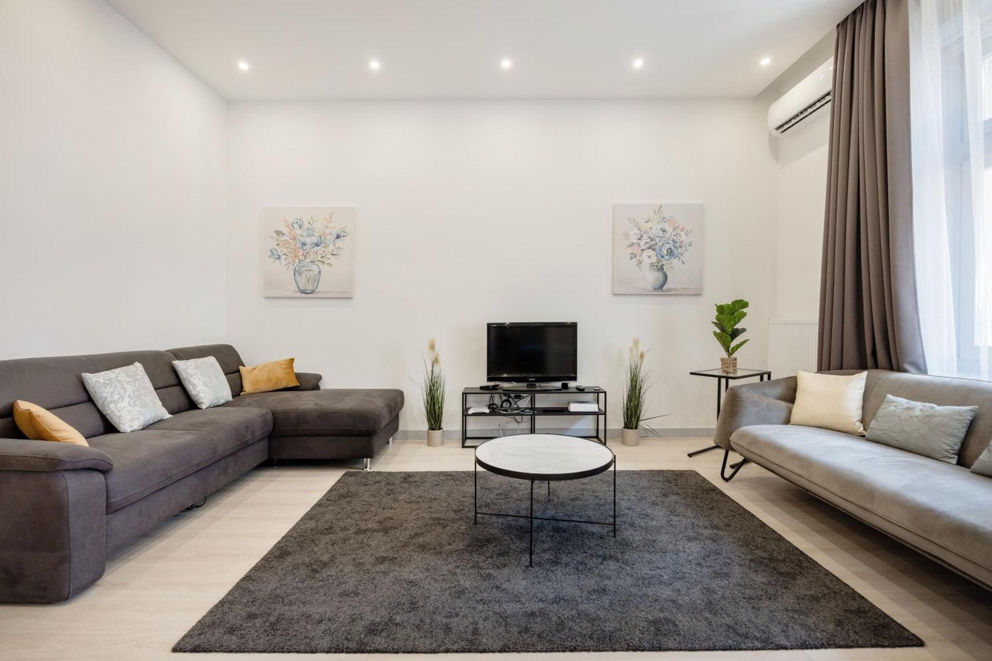 Elegant Two-bedroom In The Centre Boedapest