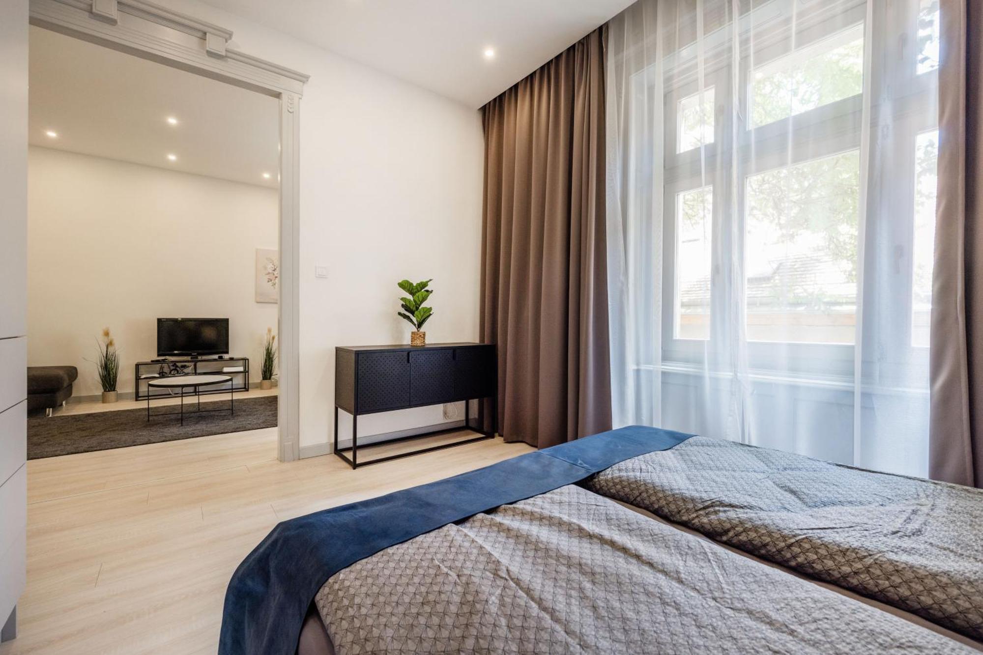 Elegant Two-bedroom In The Centre Boedapest